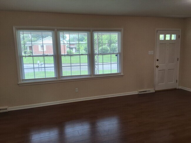 Foto del edificio - Beautiful 3 Bed, 2 Bath with walk out fini...