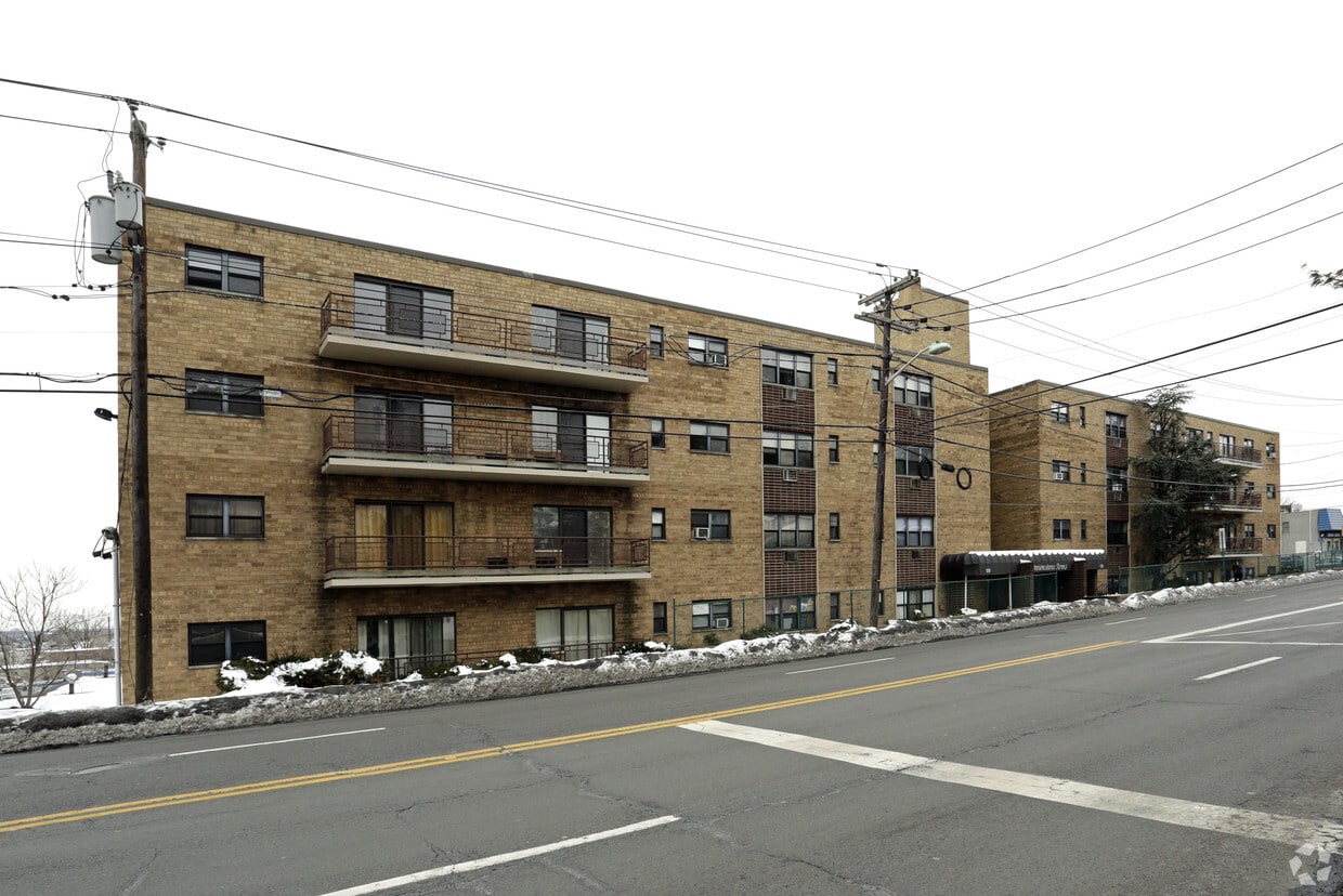 Primary Photo - Brownstone Arms