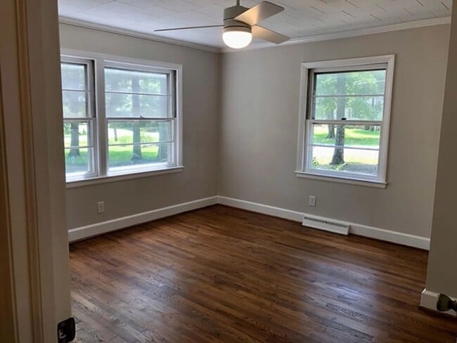 Building Photo - Renovated 2 Bed/1 Bath Cottage Near Downtown Durham! Available March 2026