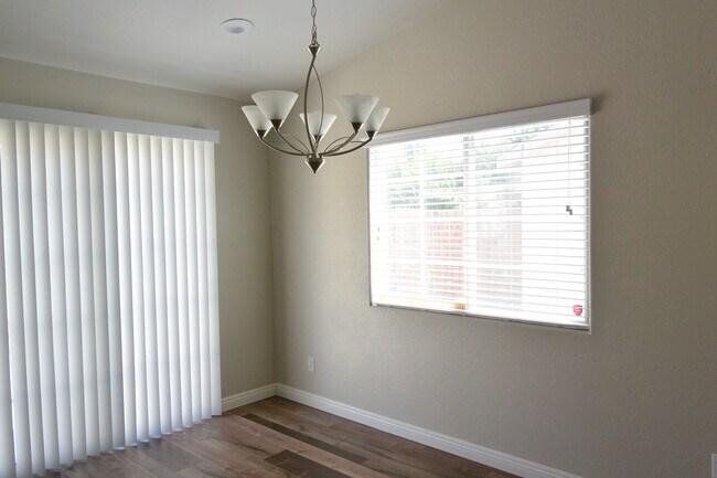 Foto del edificio - Beautiful 4 Bedroom, 2 Bathroom Condo in N...