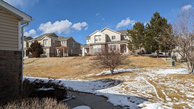 Foto del edificio - TWO STORY TOWNHOME WITH 2-CAR GARAGE IN FO...