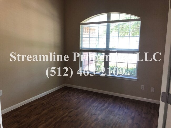 Building Photo - Nice 3 bedroom, 2 bath with an office/stud...