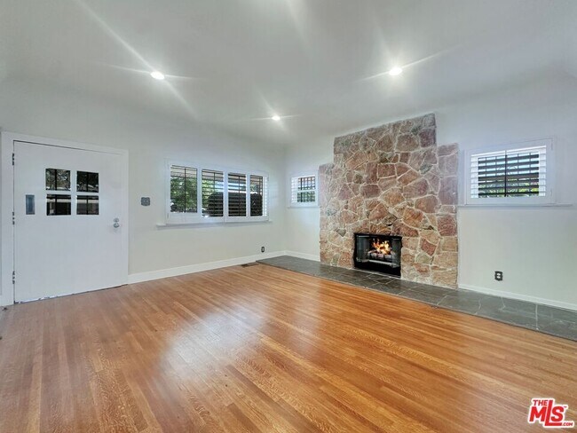 Building Photo - 1466 W 48th St