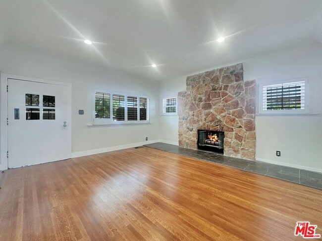 Foto del edificio - 1466 W 48th St