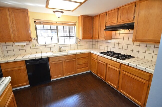 Building Photo - Great Downtown Location!