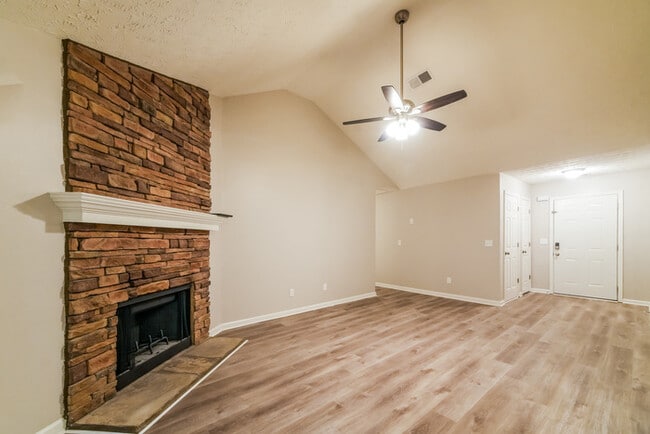 Foto del edificio - 329 Hillcrest Ln