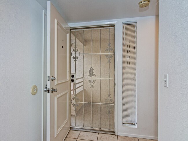 Foto del edificio - Sunny Top Floor 2 bedroom 2 bath Condo Wit...