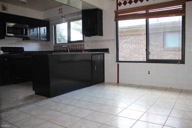 Building Photo - 1329 Shaker Dr