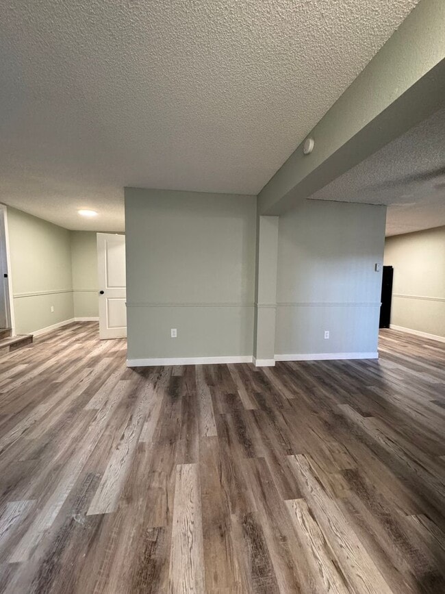 Building Photo - Beautifully Just Renovated 3 Bed. Apartmen...