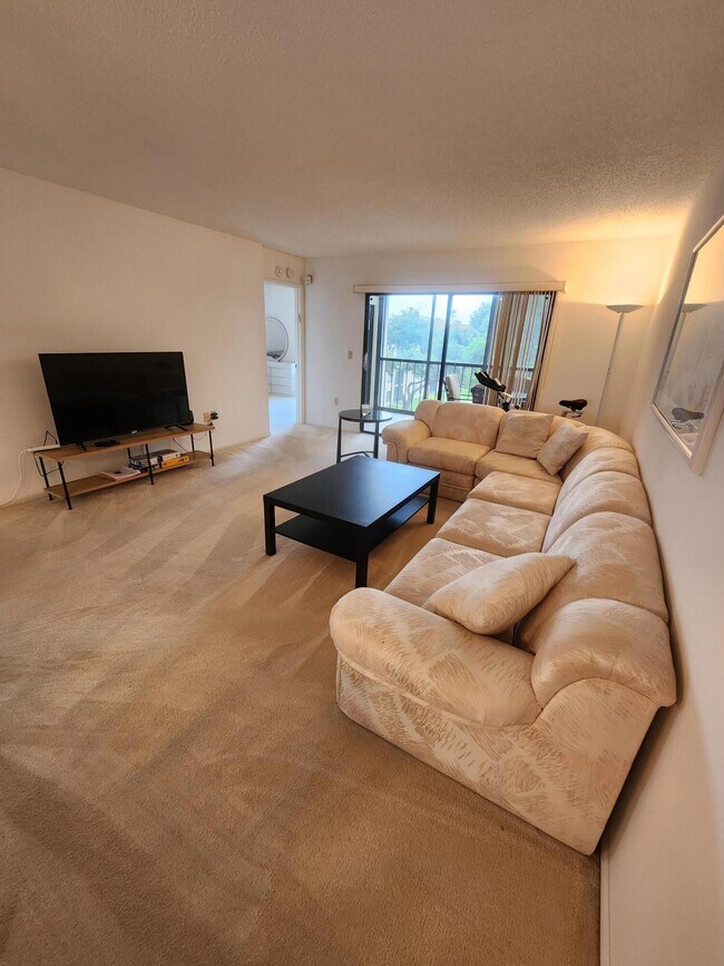 Foto del edificio - 6121 Pointe Regal Cir