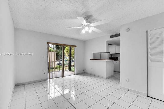 Building Photo - 10776 N Kendall Dr