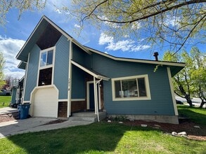 Building Photo - 201 Grandview Way