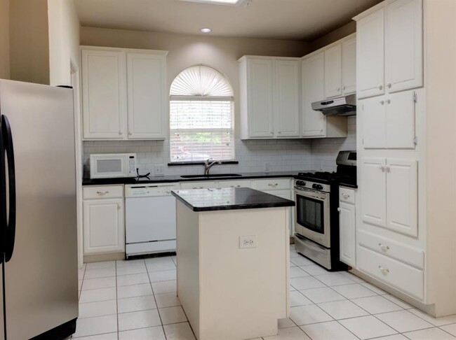 Building Photo - 7905 Pirates Cove Dr