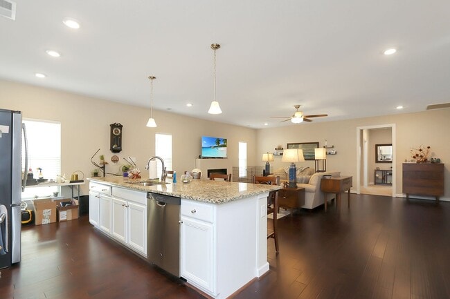 Building Photo - Low Maintenance Condo Living