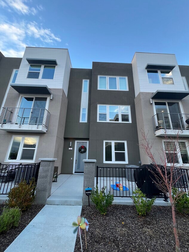 Primary Photo - 223 Agustin Narvaez St