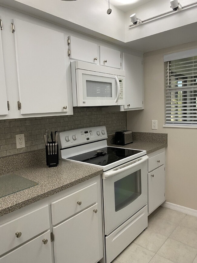 Building Photo - "Fully Furnished 2-Bed Condo Oasis in Tarpon Springs – Your Cozy Retreat Awaits!"
