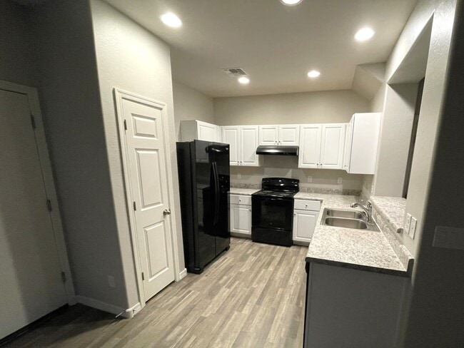 Building Photo - 933 E Agua Fria Ln