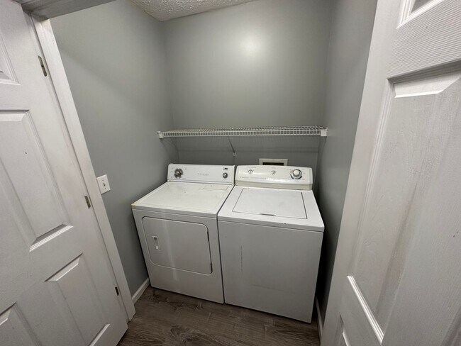 Foto del edificio - Modern 2 Bed/2 Bath Duplex Close to Everything – Available August