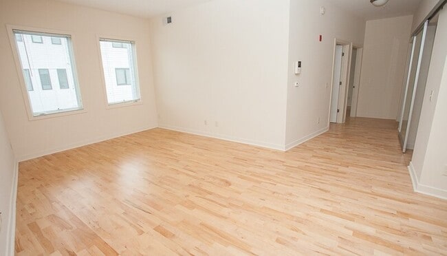 Foto del edificio - 242 E Water St