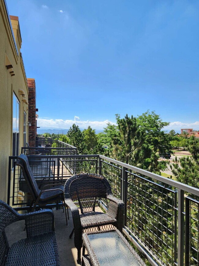 Foto del edificio - Beautiful Updated 2-Bedroom, 2 Full Bathroom Mid-Rise Condo Available ASAP!