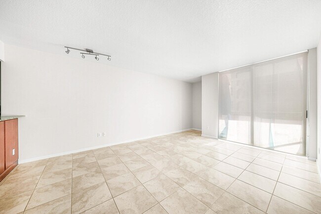 Building Photo - 403 S Sapodilla Ave