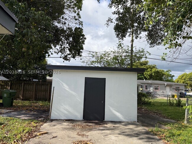 Foto del edificio - 1600 NW 13th St