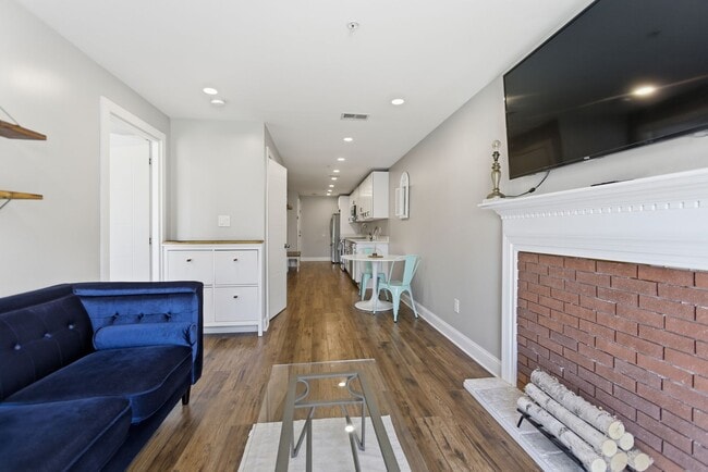 Building Photo - 2 BR/2 BA Condo in Columbia Heights!
