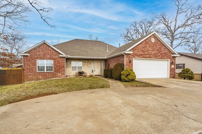 Foto del edificio - Charming 4-Bedroom Home in Rogers with Beautiful Natural Light!