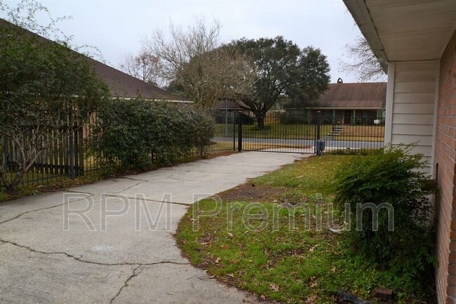 Building Photo - 12525 Excalibur Ave