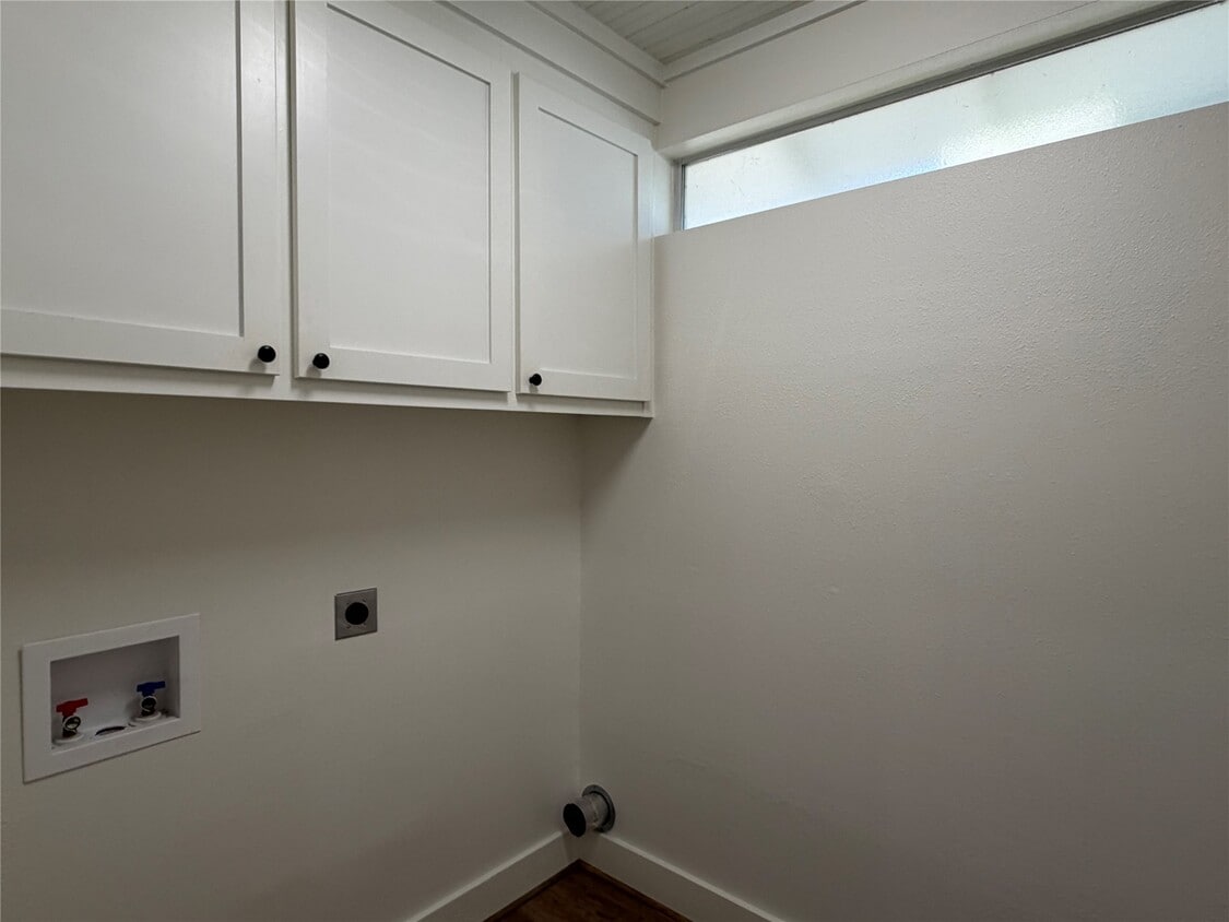 Building Photo - 402 W Third St