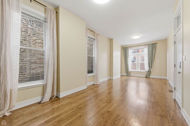 Foto del edificio - 2523 W Chicago Ave