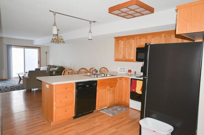 Foto del edificio - Rare end unit townhome in super convenient...