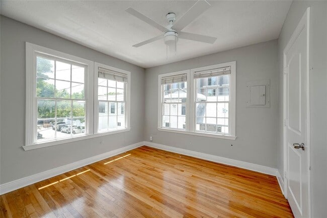 Building Photo - 807 W 12th St