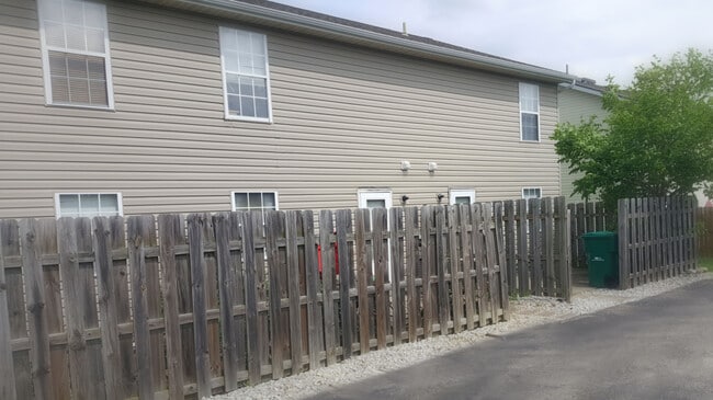 Building Photo - 1845 N Lakeman Dr