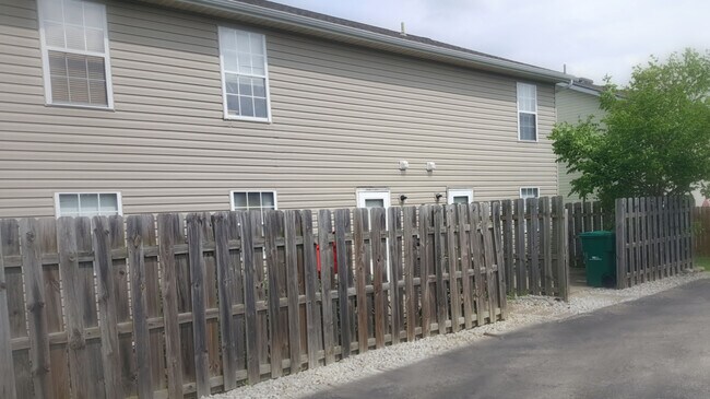 Foto del edificio - 1845 N Lakeman Dr