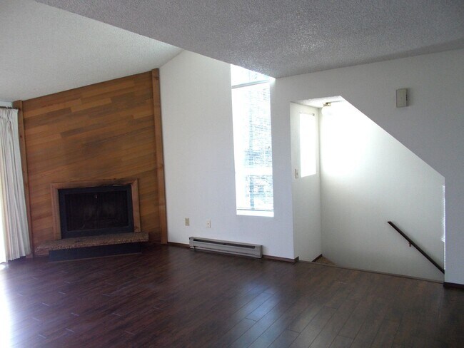 Building Photo - 2143 Eastview Pl