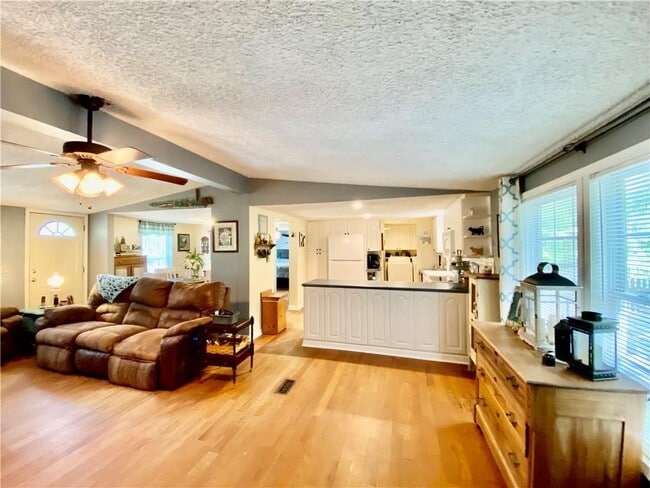 Foto del edificio - 148 Pine Tree Path