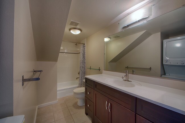 Bathroom - 566 Vista Ave
