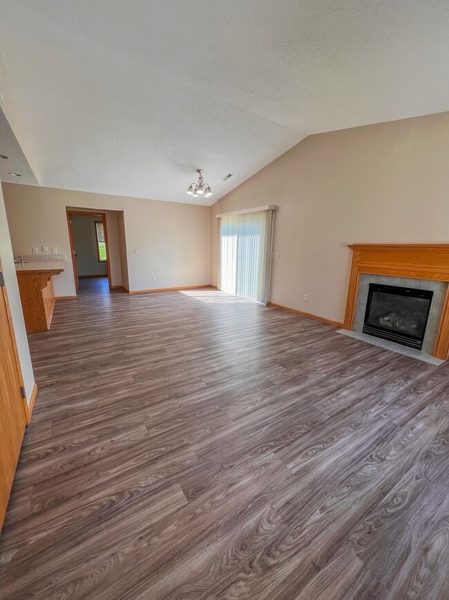 Building Photo - 2 Bedroom, 1.5 Bath Town Home