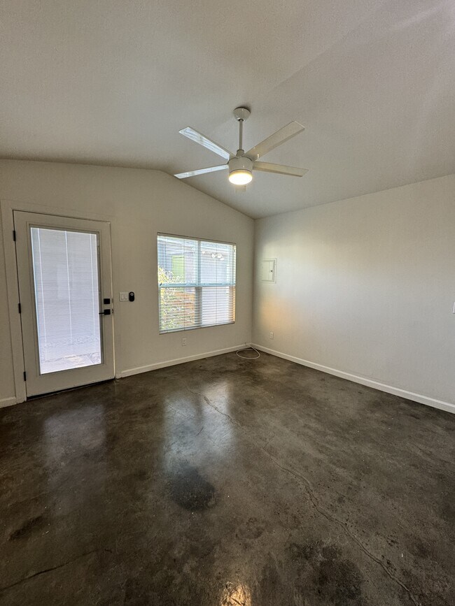 Building Photo - 366 E Weldon Ave