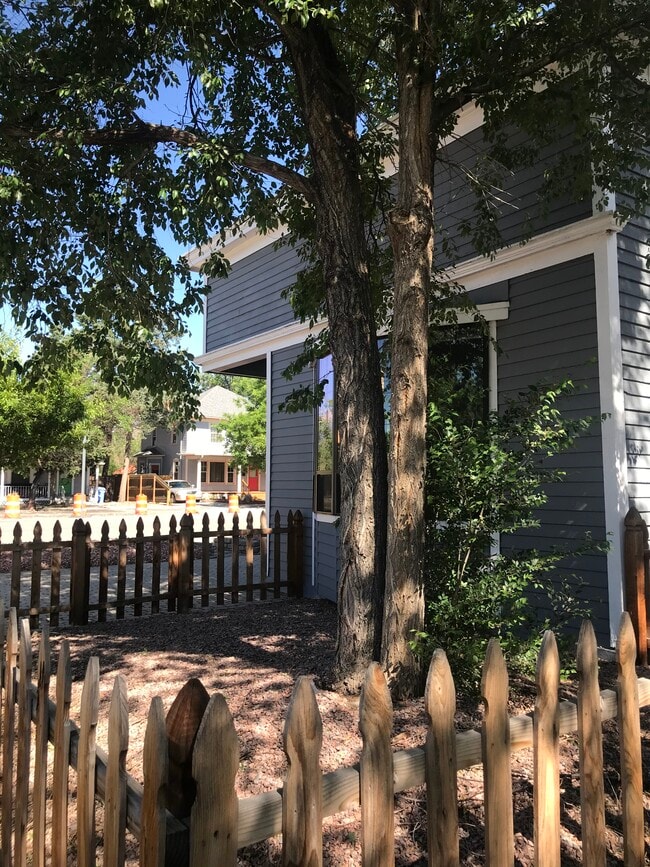 Sunny front yard - 302 E Uintah St House