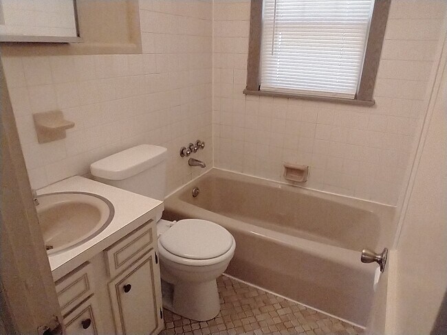 Foto del edificio - 5610 Blackwell Ave