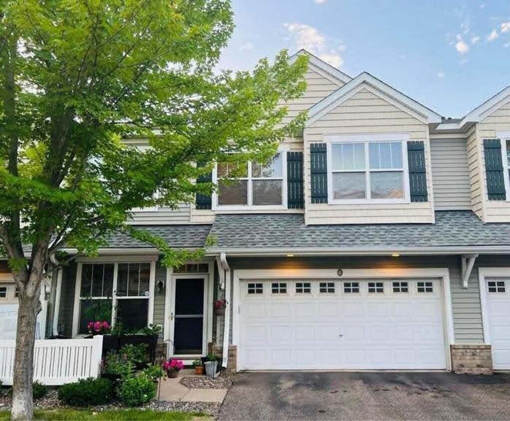 Primary Photo - Charming 3BR Townhome in Maplewood