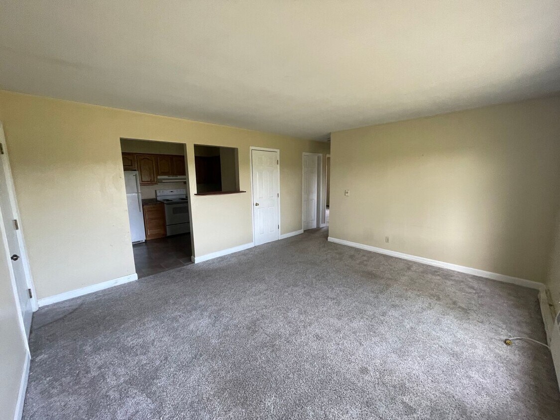 528 River Forest Rd Unit 8, Evansdale, IA 50707 Room for Rent in