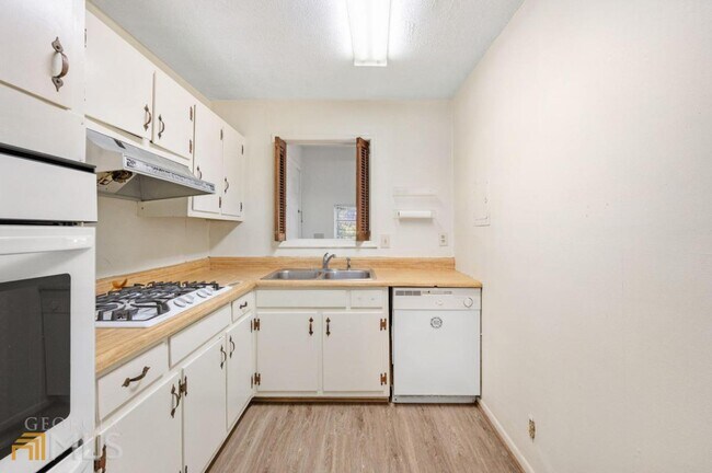 Foto del edificio - 11 Peachtree Hills Ave NE