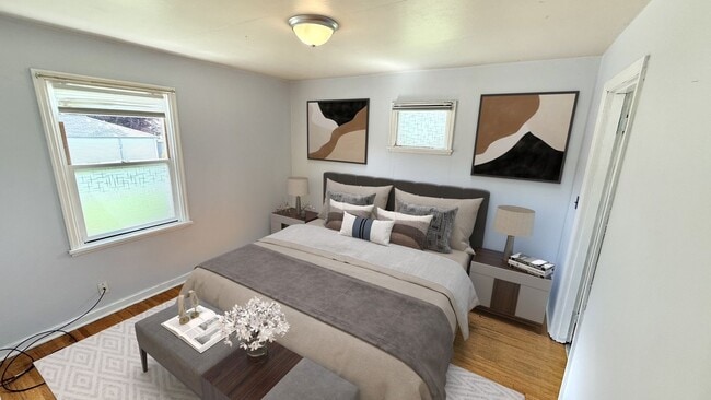 Building Photo - Renton Downtown Duplex rambler home - Move...