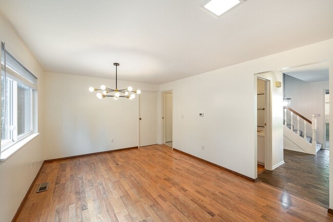 Building Photo - 4Bd/2.5Ba Bellevue House