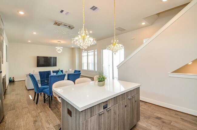 Foto del edificio - 5811 Fairdale Ln