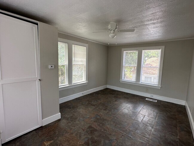 Foto del edificio - Highland - 1 bed 1 Bath - Freshly Painted