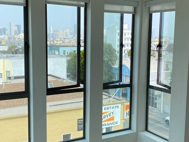 Foto del edificio - One Bedroom Available in Iconic Corner Bui...